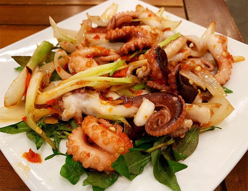 Bạch tuộc khổng lồ xào tỏi