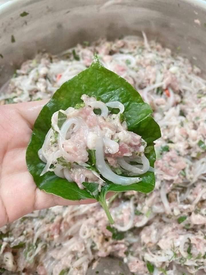 Cuốn cá mờn cơm với lá lốt