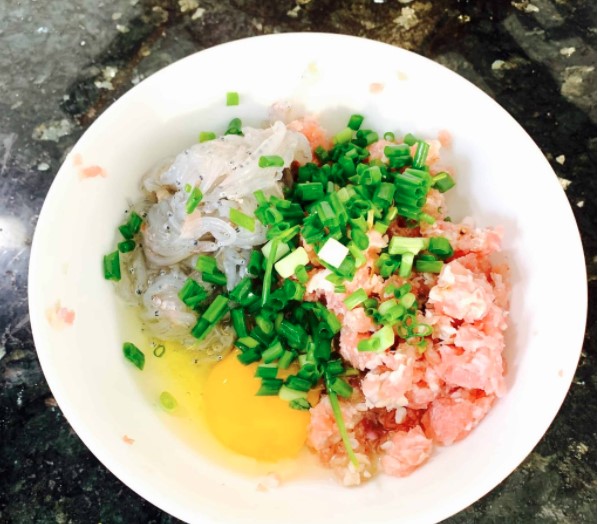 Chuẩn bị làm món chả chiên