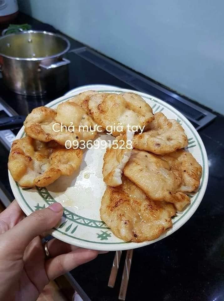 Vào bếp chiên chả mực giã tay