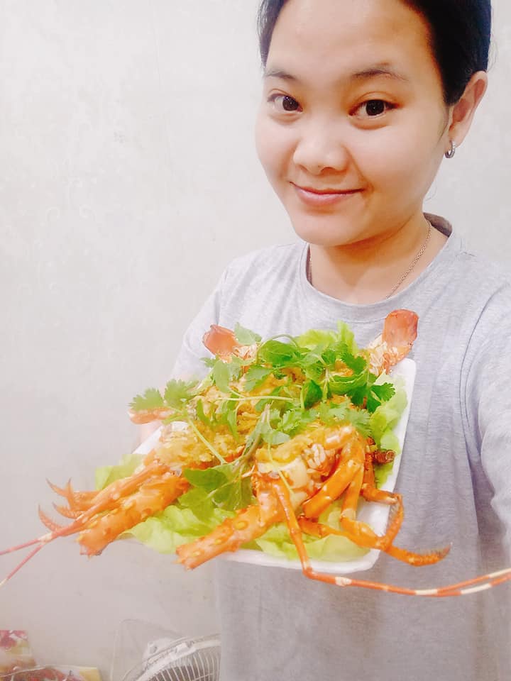 Chuẩn bị nguyên liệu cho món tôm hùm sốt tiêu